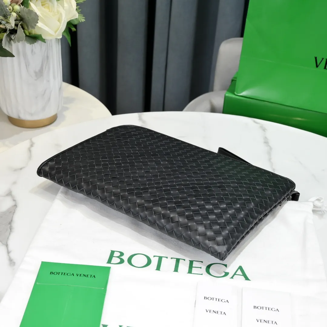 B's latest launch of a newly produced calf leather classic clutch bag with imported twill silk lining. 👄👄Simple design, durable, easy to carry, suitable for 11-inch tablets, handheld or put in a briefcase. Size 32*22*1【8825#】